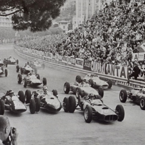 Départ GP de Monaco : Willy Mairesse et sa Ferrari s'inflilre en forçant un peu entre Jim et Graham Hill ! Départ GP de Monaco : Willy Mairesse et sa Ferrari s'inflilre en forçant un peu entre Jim et Graham Hill !
